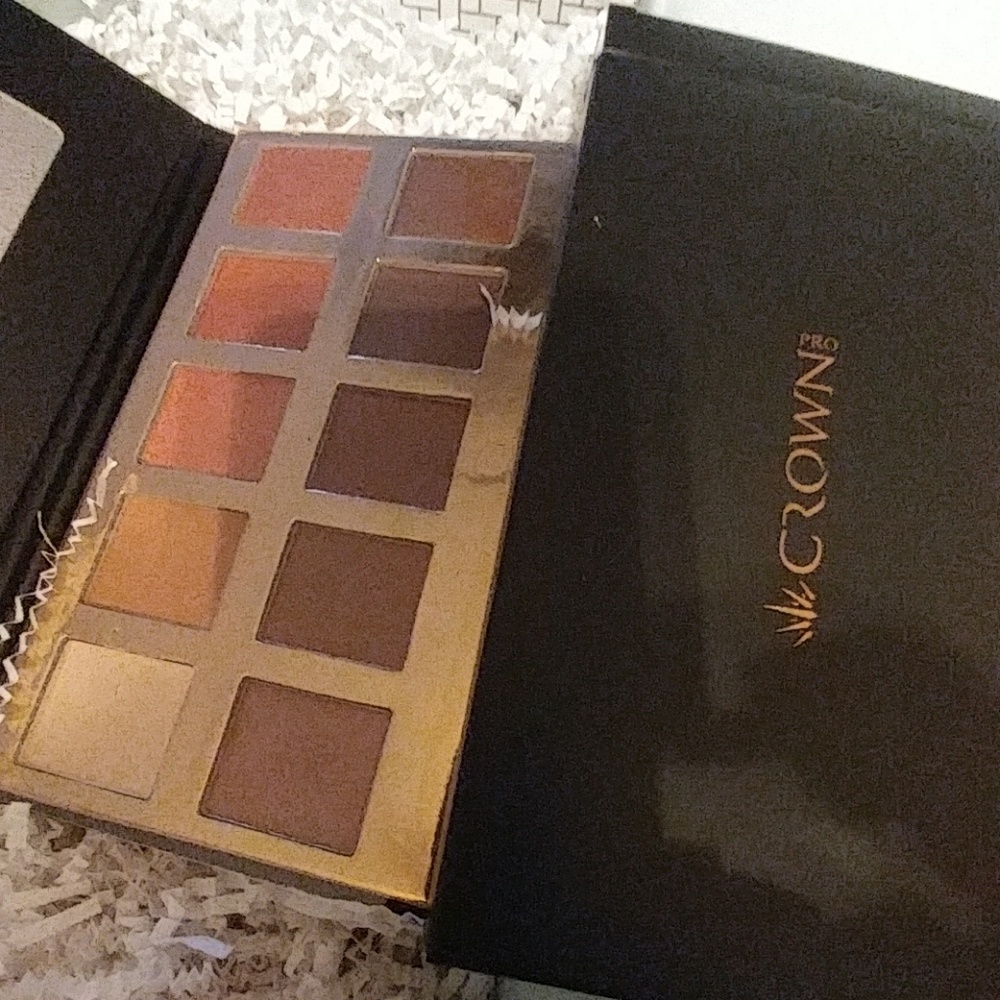 NWT Crown Brush Fuego Eyeshadow Palette